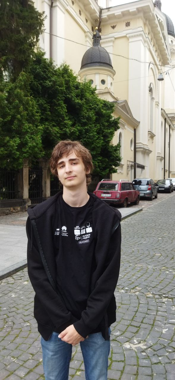 A person standing on a street

Description automatically generated